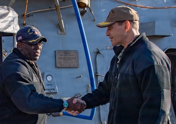 Vice Adm. John Gumbleton Visits USS Truxtun