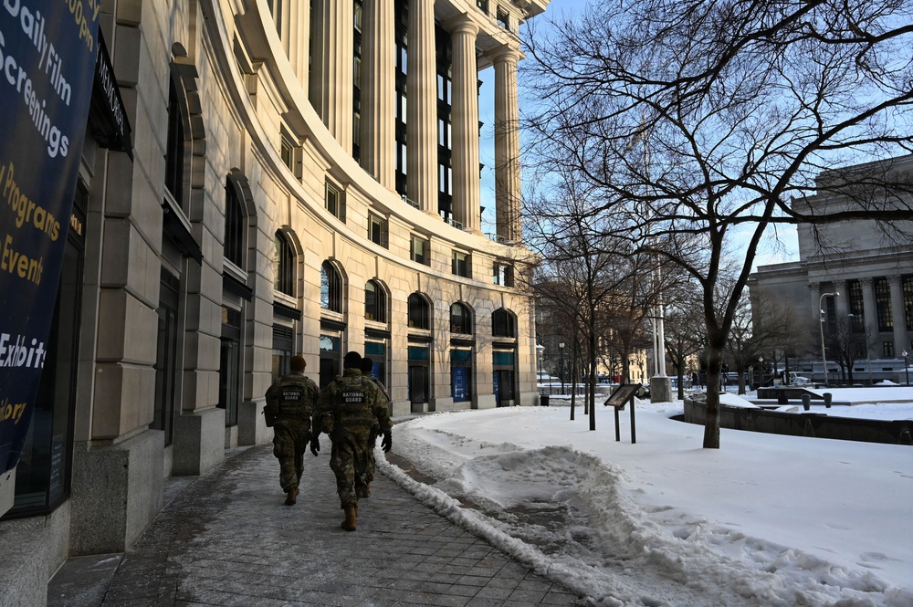 Florida Guard Members Continue the D.C. Safe and Beautiful Mission