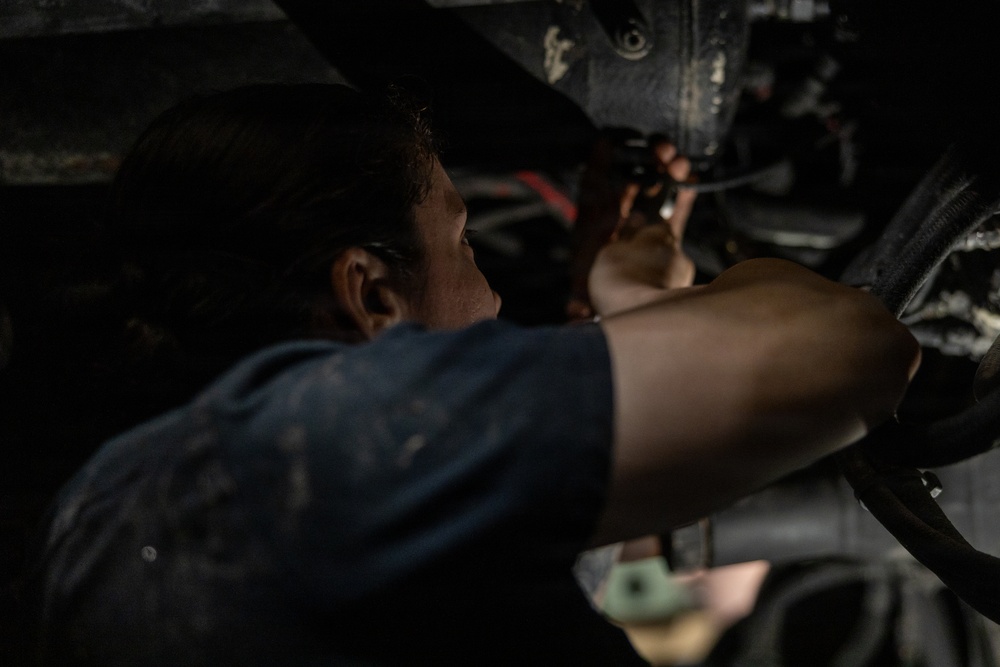 22nd MEU(SOC) | CLB 26 Marines Conduct Maintenance Aboard USS Fort Lauderdale