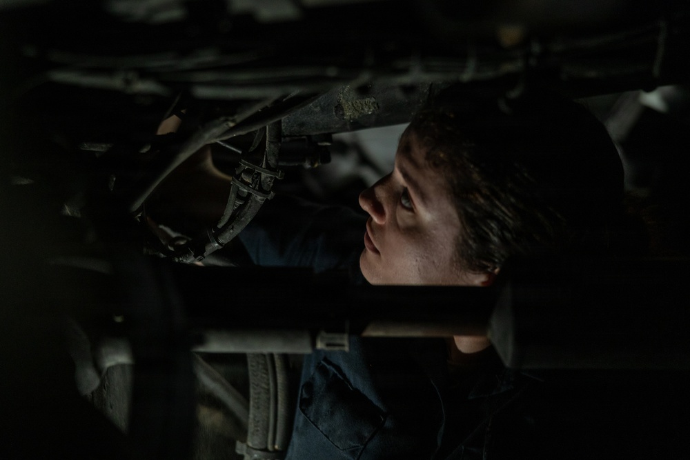 22nd MEU(SOC) | CLB 26 Marines Conduct Maintenance Aboard USS Fort Lauderdale