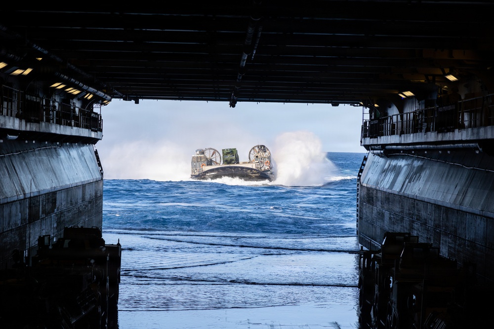 22nd MEU(SOC) | 22nd MEU (SOC) Conducts LCAC and Flight Operations aboard the USS Iwo Jima