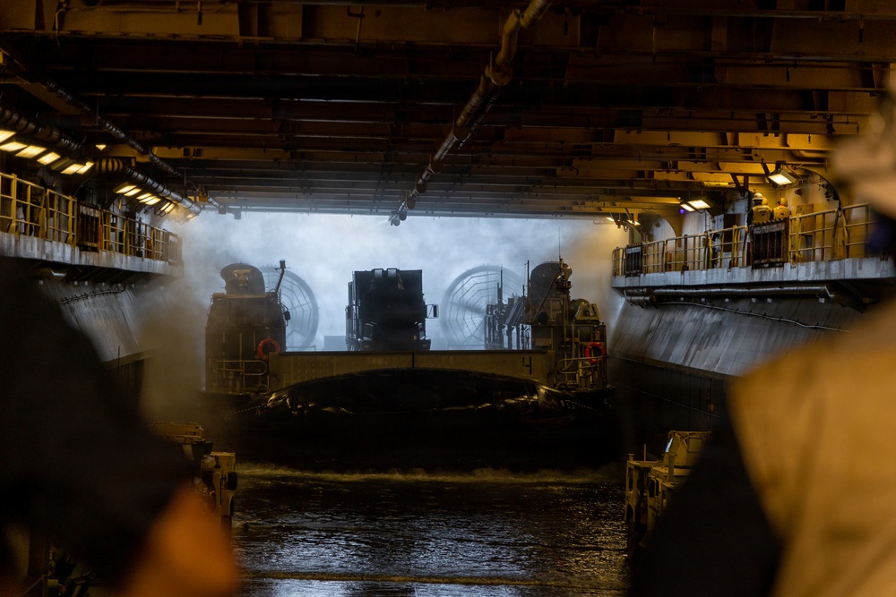 22nd MEU(SOC) | 22nd MEU (SOC) Conducts LCAC and Flight Operations aboard the USS Iwo Jima
