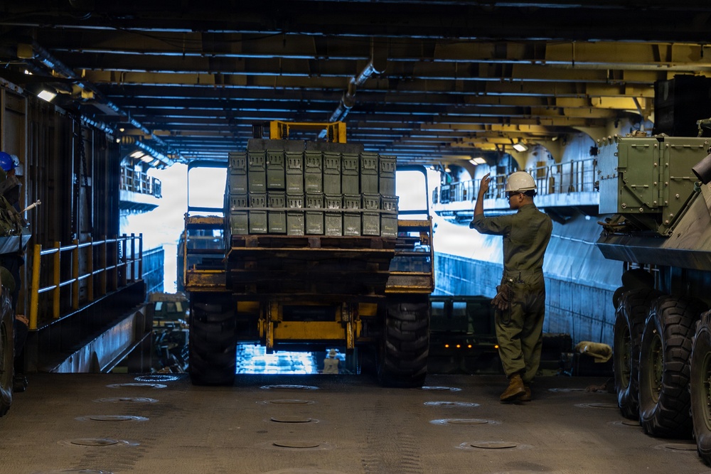 22nd MEU(SOC) | 22nd MEU (SOC) Conducts LCAC and Flight Operations aboard the USS Iwo Jima