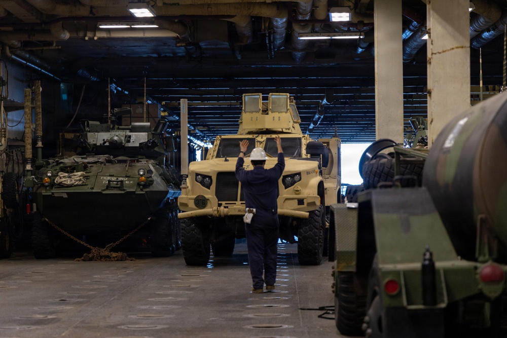 22nd MEU(SOC) | 22nd MEU (SOC) Conducts LCAC and Flight Operations aboard the USS Iwo Jima