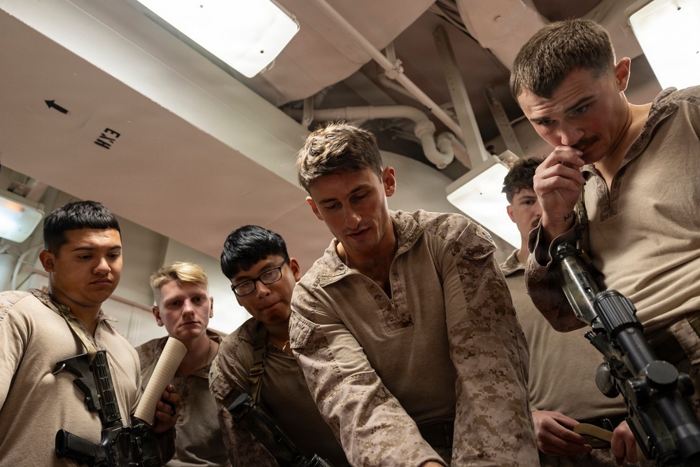 11th MEU Marines, Sailors Conduct Helo Raid on Marine Corps Logistics Base Barstow