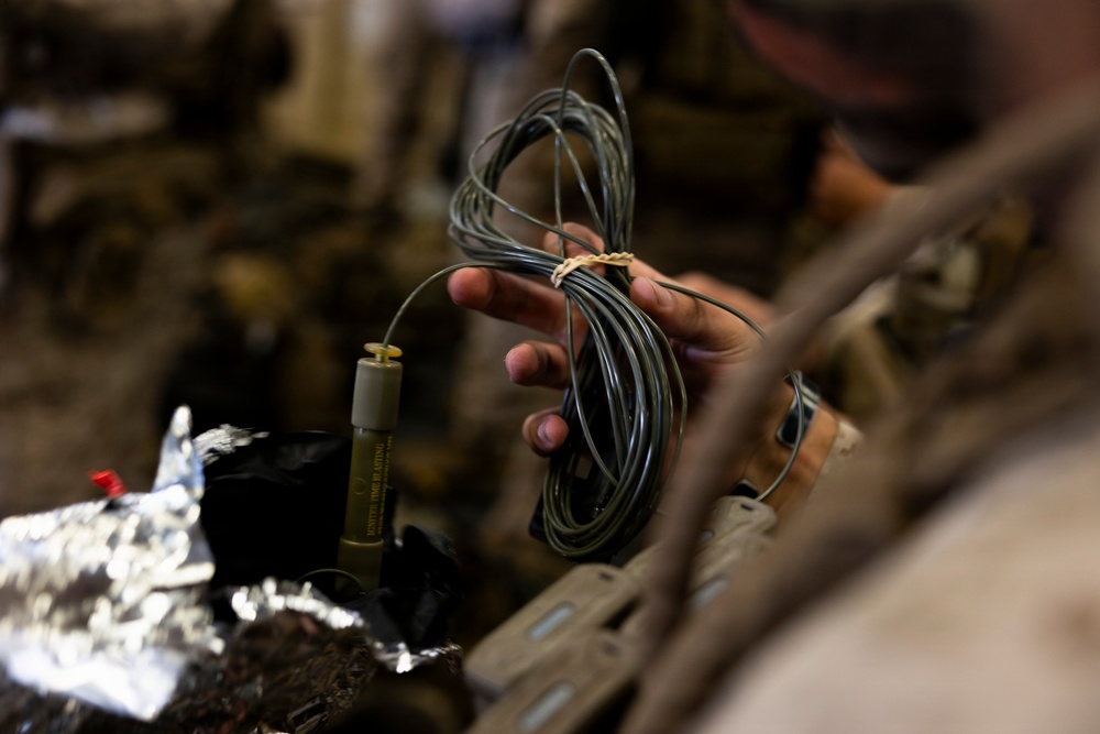 11th MEU Marines, Sailors Conduct Helo Raid on Marine Corps Logistics Base Barstow