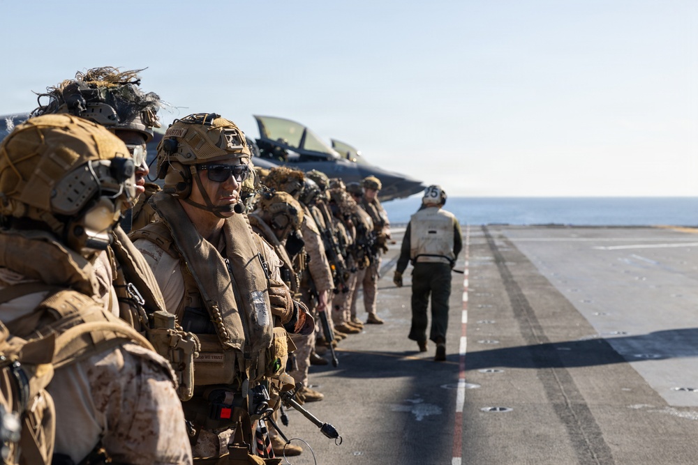 11th MEU Marines, Sailors Conduct Helo Raid on Marine Corps Logistics Base Barstow