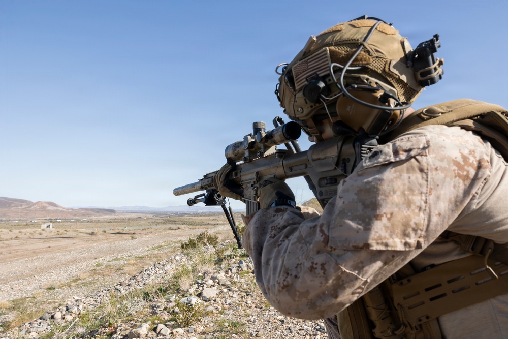 11th MEU Marines, Sailors Conduct Helo Raid on Marine Corps Logistics Base Barstow