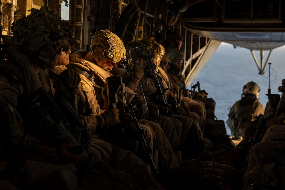 11th MEU Marines, Sailors Conduct Helo Raid on Marine Corps Logistics Base Barstow