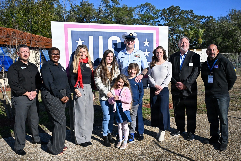 USO Family Focus event recognizes Coast Guard family in Jacksonville
