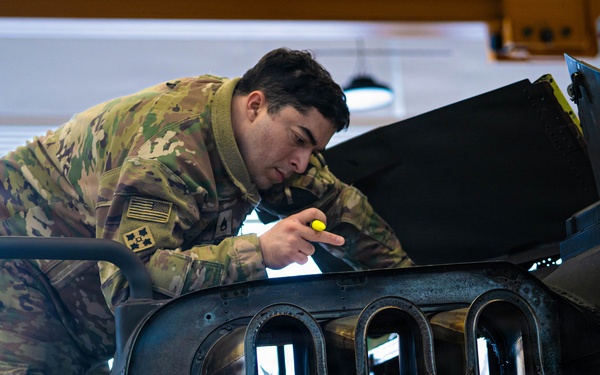 12th CAB Soldiers perform 500-hour phase maintenance on AH-64E Apache