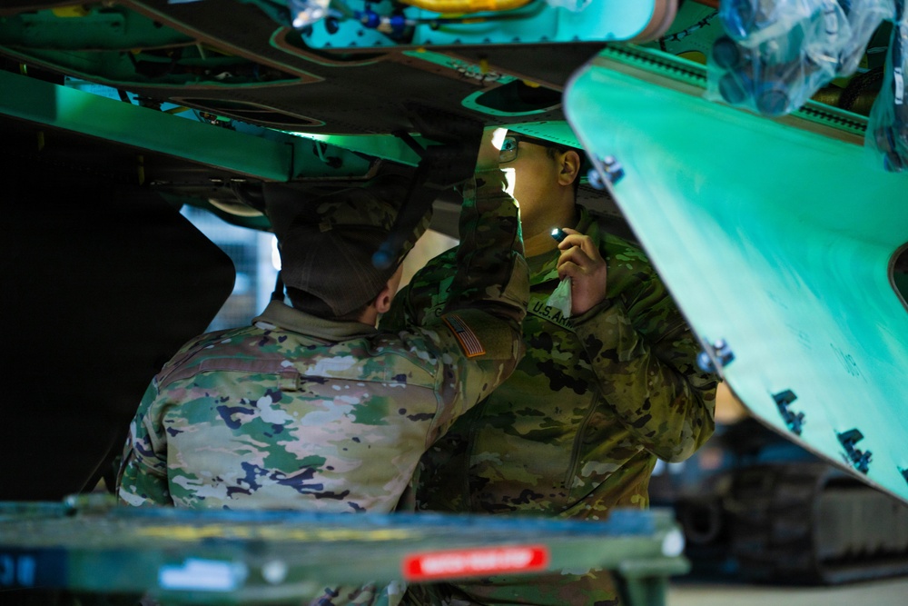 12th CAB Soldiers perform 500-hour phase maintenance on AH-64E Apache
