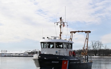 Coast Guard Aids to Navigation Team Baltimore conducts winter ice operations in Maryland