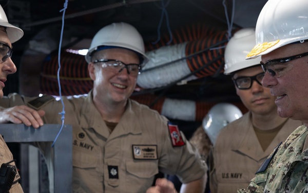 Vice Admiral McLane visits USS William P. Lawrence (DDG 110)