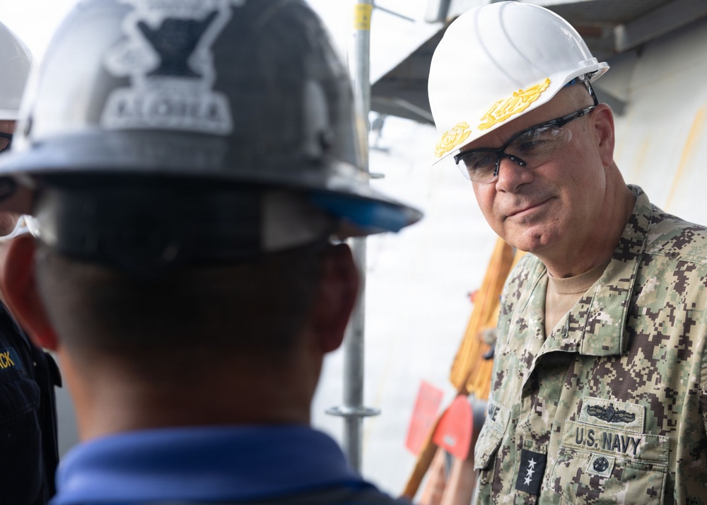 Vice Admiral McLane visits USS William P. Lawrence (DDG 110)