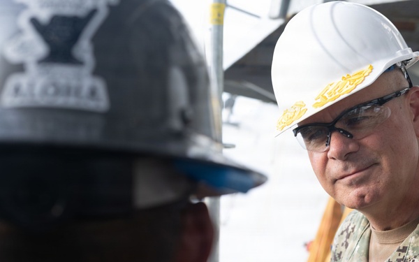 Vice Admiral McLane visits USS William P. Lawrence (DDG 110)