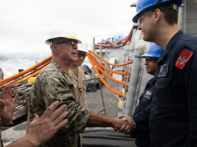 Vice Admiral McLane visits USS William P. Lawrence (DDG 110)