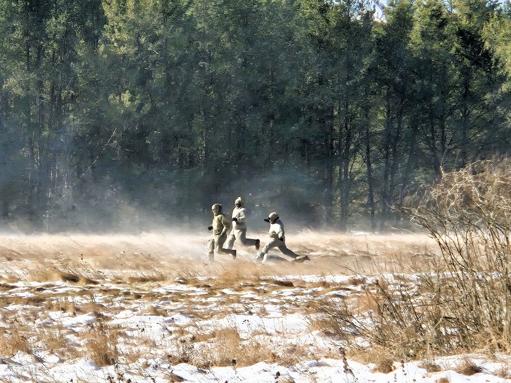 120th Field Artillery Soldiers conduct winter sling-load ops with Black Hawk, Chinook helicopters