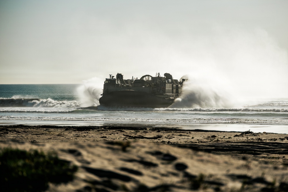 11th MEU Marines, Sailors conduct LCAC operations