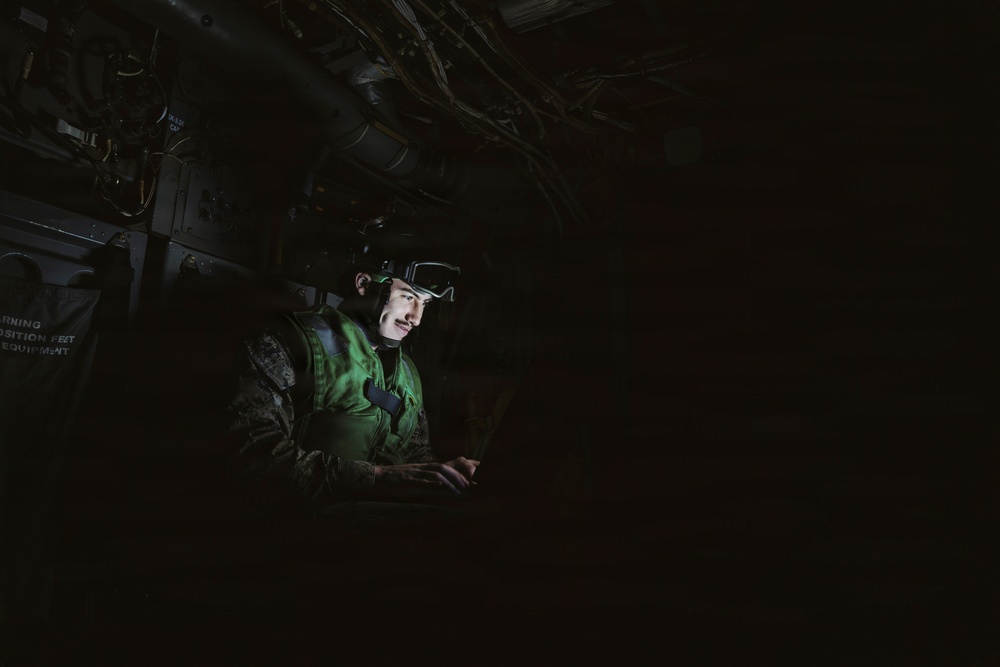 11th MEU Marines, Sailors Establish C2 Network aboard MV-22B Osprey