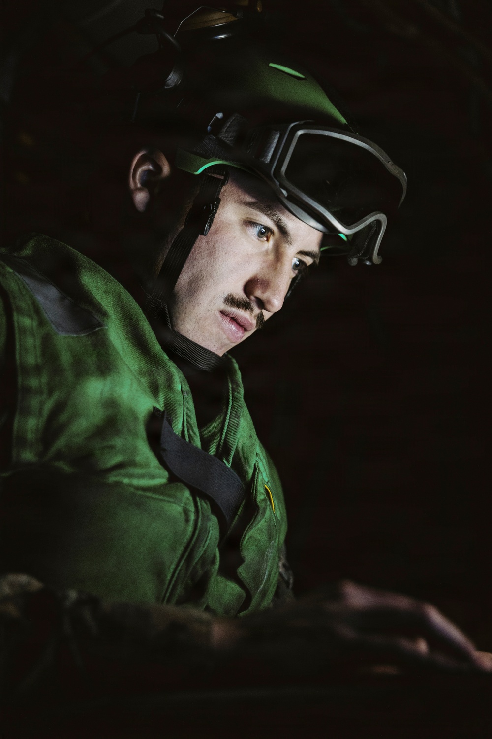 11th MEU Marines, Sailors Establish C2 Network aboard MV-22B Osprey