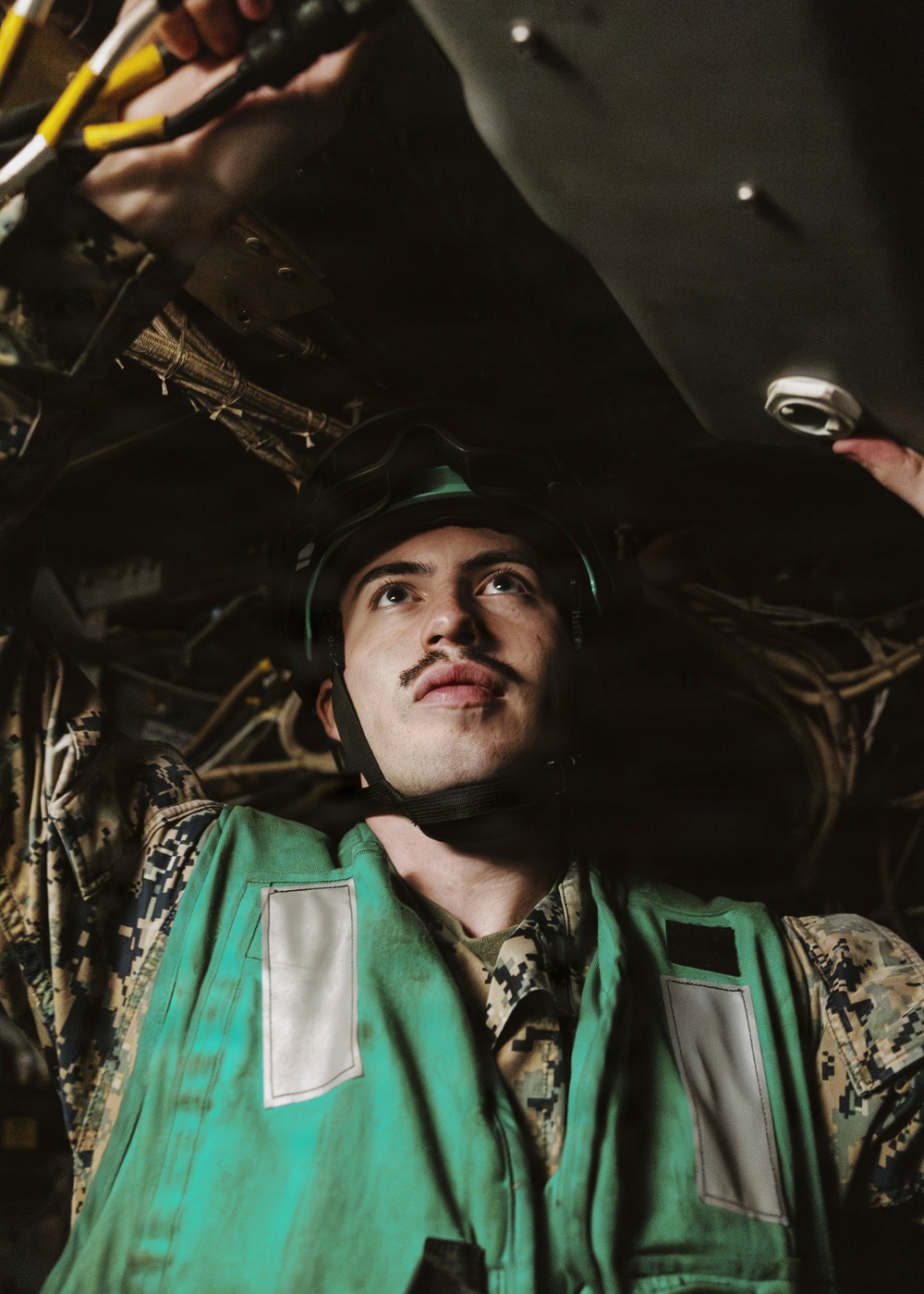 11th MEU Marines, Sailors Establish C2 Network aboard MV-22B Osprey