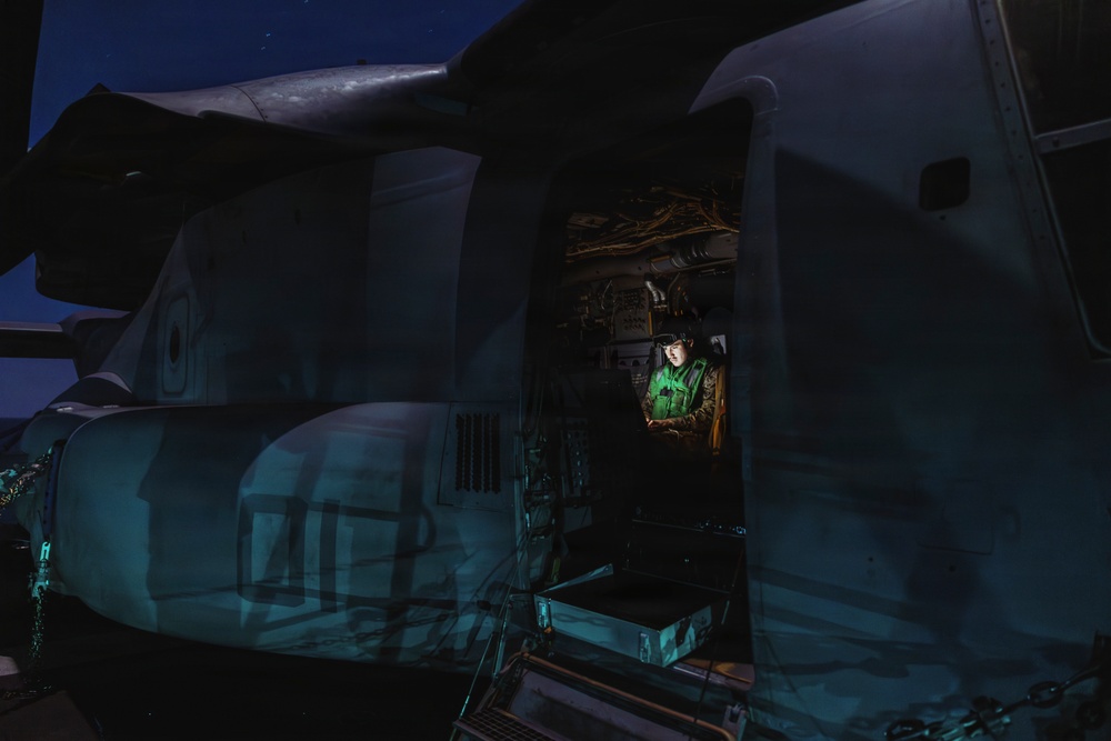 11th MEU Marines, Sailors Establish C2 Network aboard MV-22B Osprey