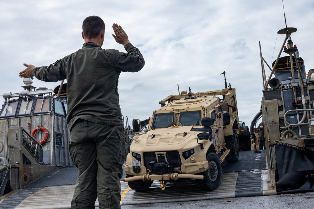 31st MEU | Conducts routine onload operations