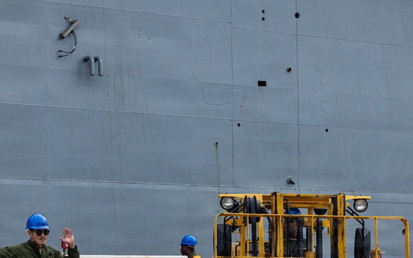 31st MEU | Conducts routine onload operations