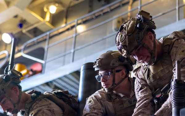 11th MEU Marines, Sailors Conduct a Serial Rehearsal Aboard USS Comstock