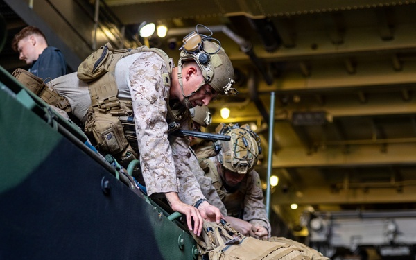 11th MEU Marines, Sailors Conduct a Serial Rehearsal Aboard USS Comstock