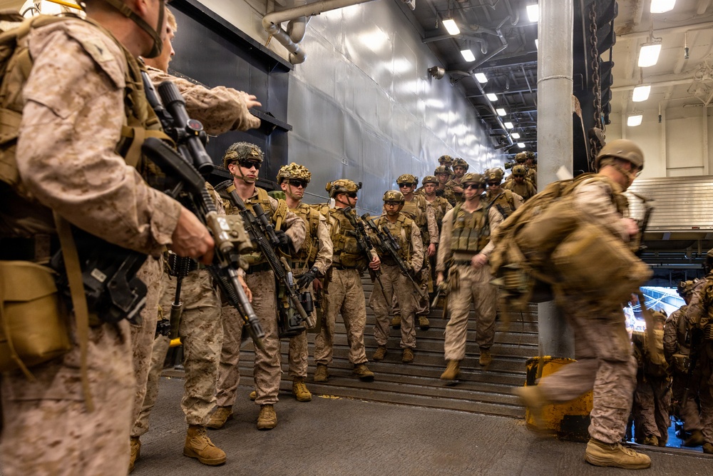 11th MEU Marines, Sailors Conduct a Serial Rehearsal Aboard USS Comstock