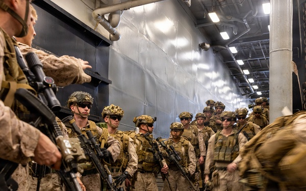 11th MEU Marines, Sailors Conduct a Serial Rehearsal Aboard USS Comstock