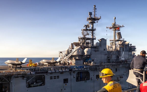 11th MEU Marines, Sailors Conduct a Mock Ship to Ship Refuel Aboard USS Comstock