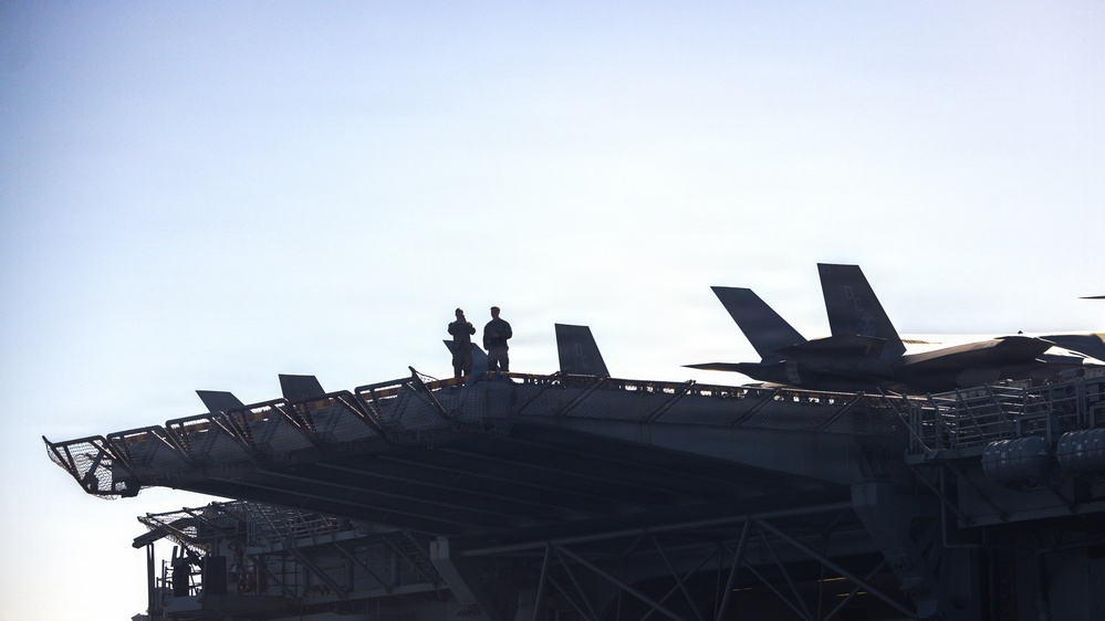 11th MEU Marines, Sailors Conduct a Mock Ship to Ship Refuel Aboard USS Comstock