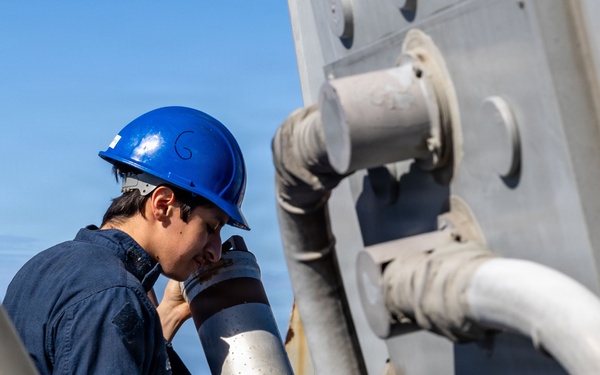 USS San Antonio (LPD 17) doenloads ammunition prior to pulling into Mayport, Florida.