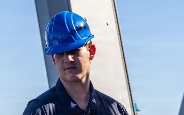 USS San Antonio (LPD 17) doenloads ammunition prior to pulling into Mayport, Florida.
