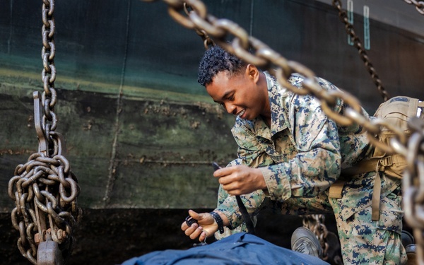 11th MEU Marines Conduct Combat Life Saver Qualification Aboard USS Comstock