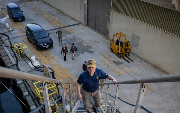 Commander, Military Sealift Command visits USNS Medgar Evers (T-AKE 13)
