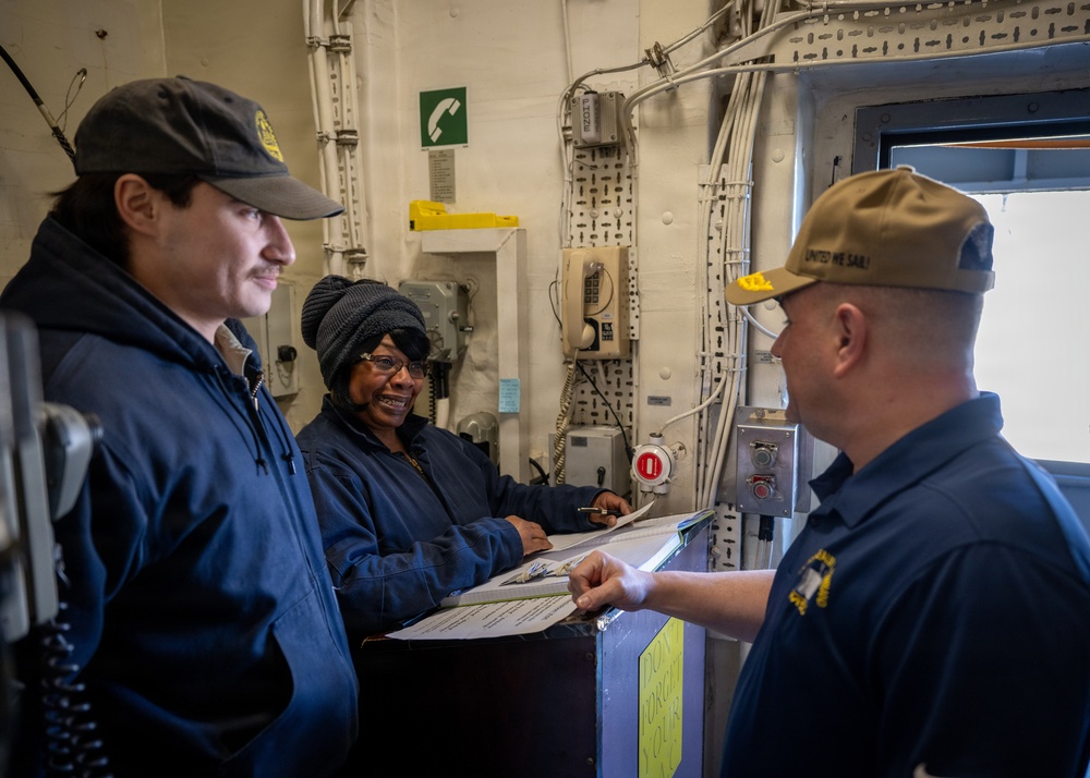 Commander, Military Sealift Command visits USNS Medgar Evers (T-AKE 13)