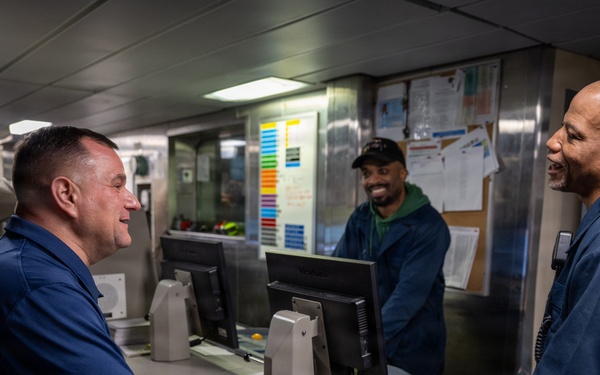 Commander, Military Sealift Command visits USNS Medgar Evers (T-AKE 13)