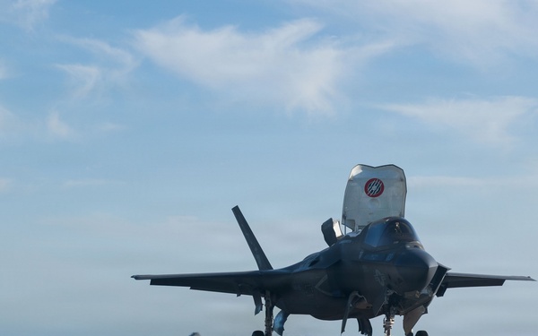 11th MEU Marines, Sailors Conduct Flight Operations Aboard USS Boxer