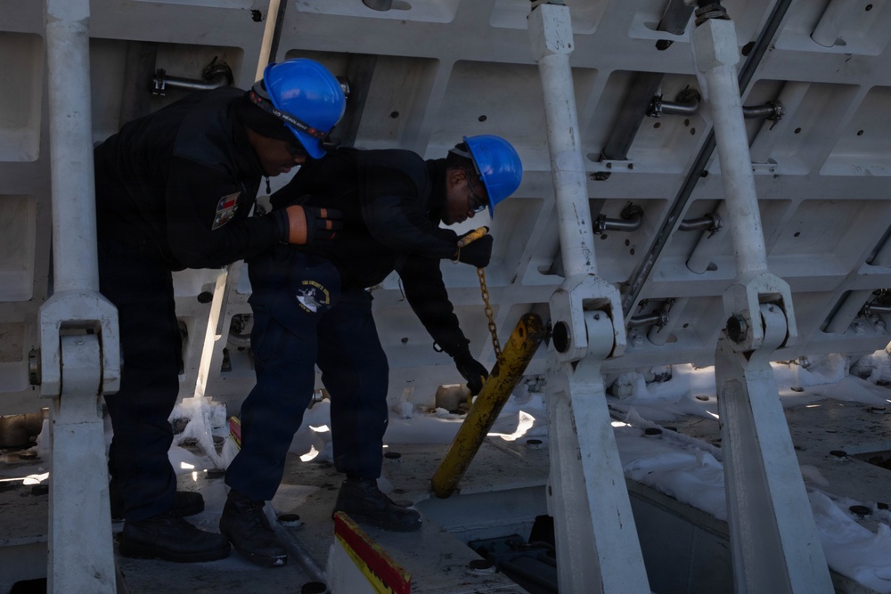 Ike Conducts Planned Incremental Availability maintenance period