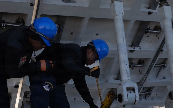 Ike Conducts Planned Incremental Availability maintenance period