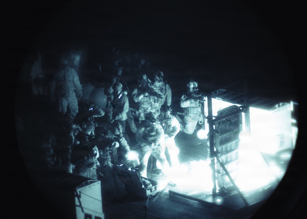11th MEU Marines, Sailors Conduct Night VBSS Exercise