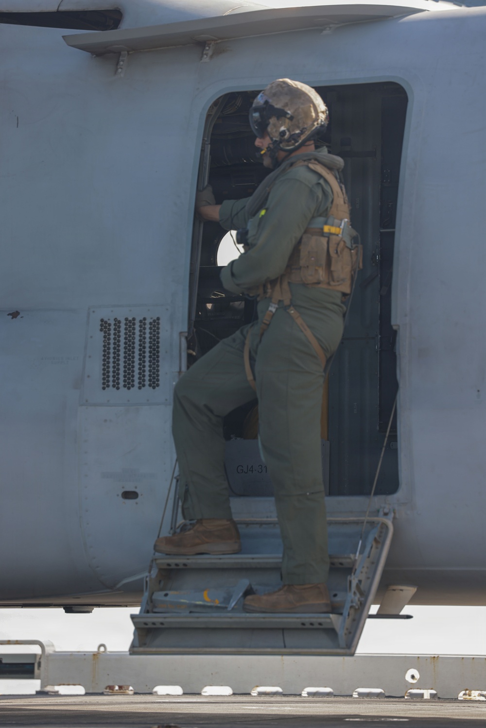 VMM-364, HMLA-169, and HMLA-267 conduct deck landing qualifications aboard USS Makin Island