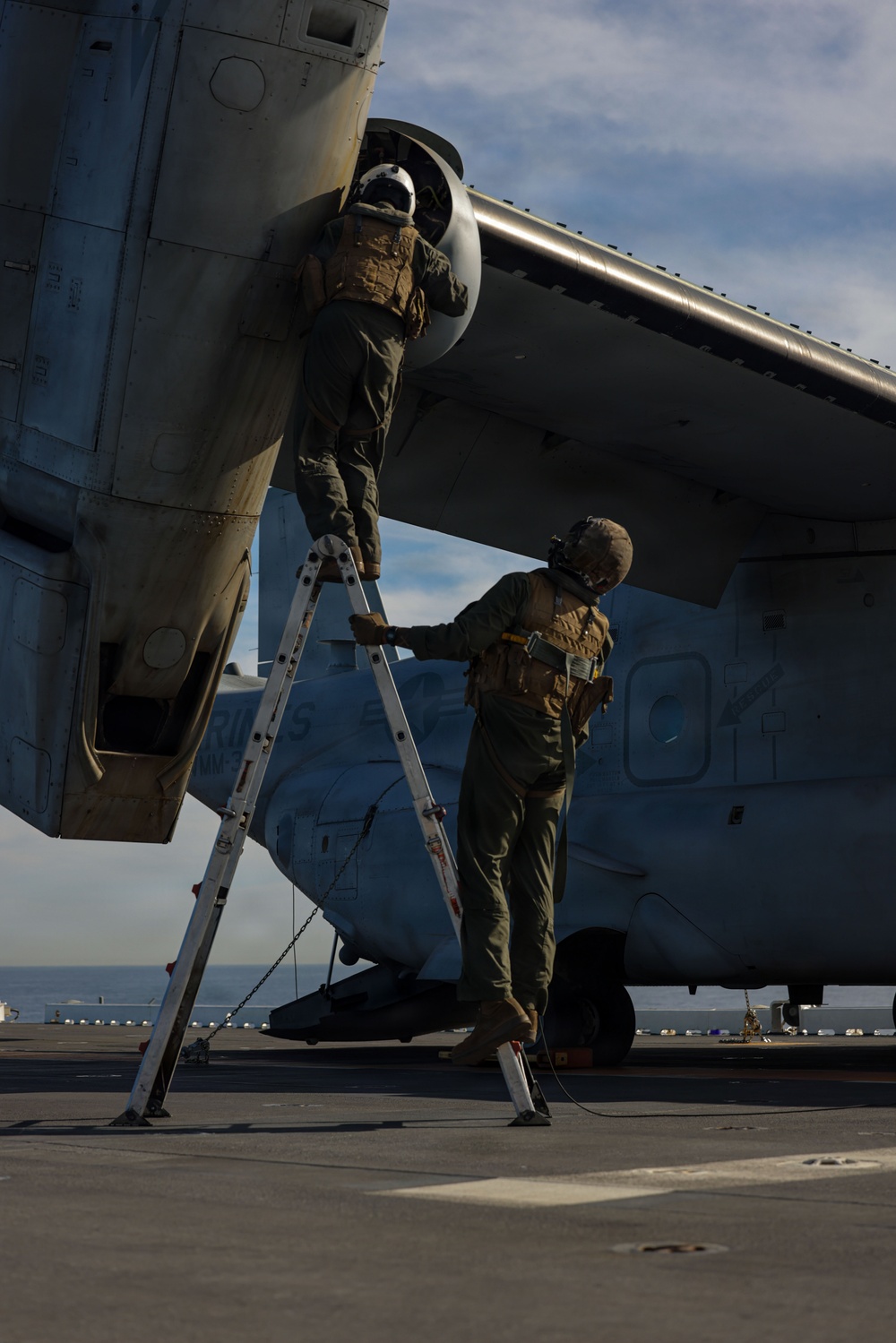 VMM-364, HMLA-169, and HMLA-267 conduct deck landing qualifications aboard USS Makin Island