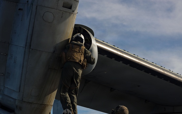 VMM-364, HMLA-169, and HMLA-267 conduct deck landing qualifications aboard USS Makin Island