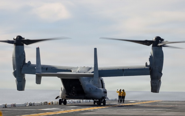 VMM-364, HMLA-169, and HMLA-267 conduct deck landing qualifications aboard USS Makin Island