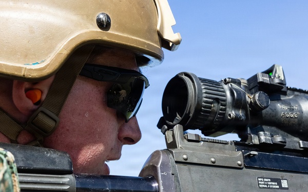 1st CRR and 1st Marine Division Marines conduct a machine gun range